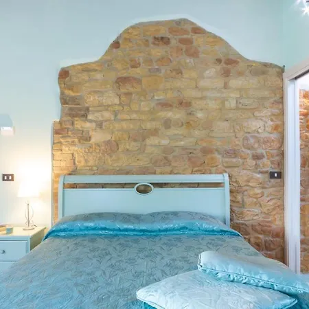 Villa Cascina Marianna 12&4, Emma Fossombrone