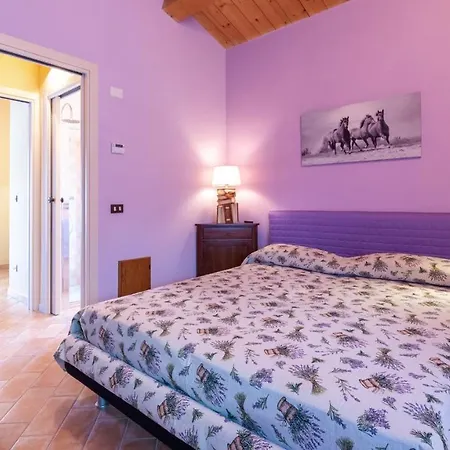 Cascina Marianna 12&4, Emma Villa Fossombrone