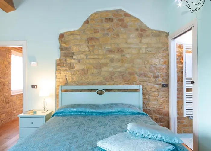 Villa Cascina Marianna 12&4, Emma Fossombrone